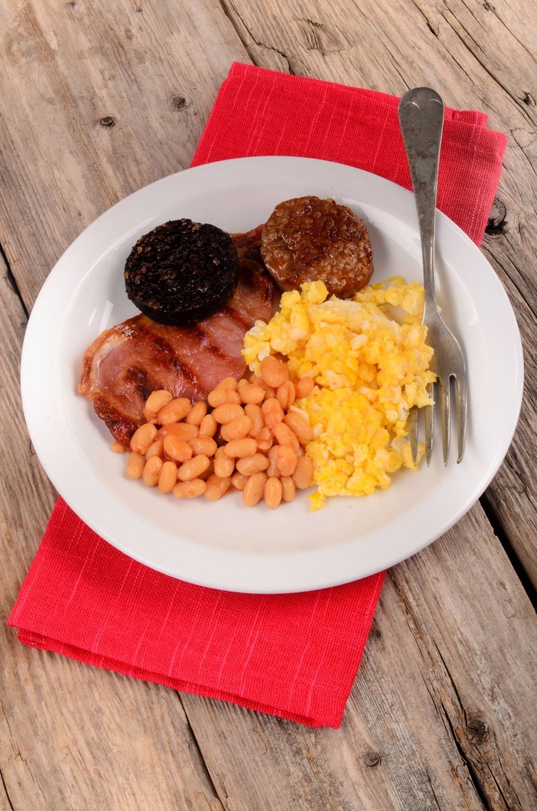 Full Englisch Breakfast: "Black Pudding" mit Baked Beans, Eiern, Speck oder Würstchen.