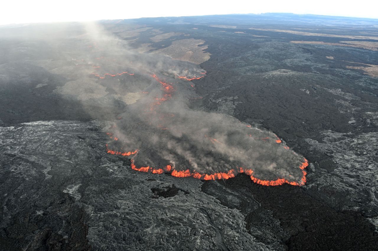 Der größte aktive Vulkan der Welt befindet sich auf Hawaii. Ende November 2022 ist der Vulkan Mauna Loa nach circa 40 Jahren Ruhe ausgebrochen.