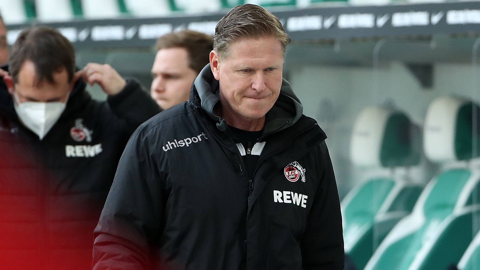 
                <strong>1. FC Köln </strong><br>
                Acht Trainerwechsel seit 2012/13Aktueller Trainer: Steffen BaumgartVorgänger seit 2012/13: Holger Stanislawski (364 Tage und 37 Spiele), Peter Stöger (1616 Tage und 168 Spiele), Stefan Ruthenbeck (208 Tage und 22 Spiele), Markus Anfang (300 Tage und 33 Spiele), Andre Pawlak (63 Tage und drei Spiele), Achim Beierlorzer (131 Tage und 13 Spiele), Markus Gisdol (Foto - 510 Tage und 54 Spiele), Friedhelm Funkel (79 Tage und acht Spiele)
              