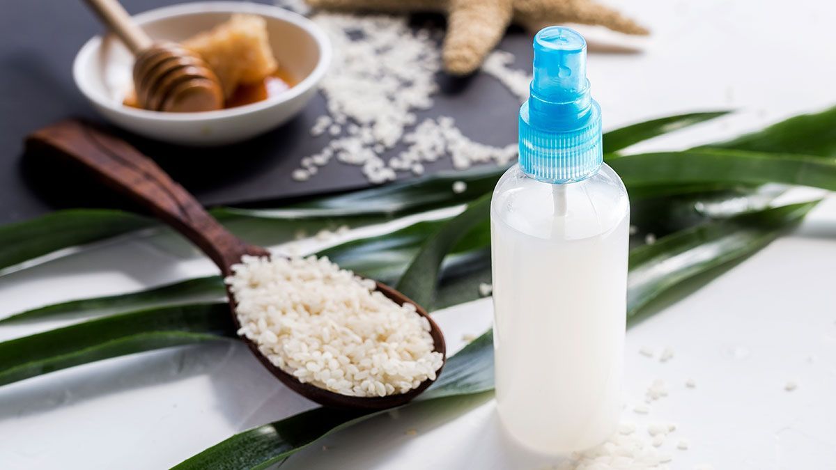 Reiswasser fördert das Wachstum deiner Haare! Wir haben eine Schritt-für-Schritt Anleitung für dich, wie du Reiswasser selber herstellen kannst.