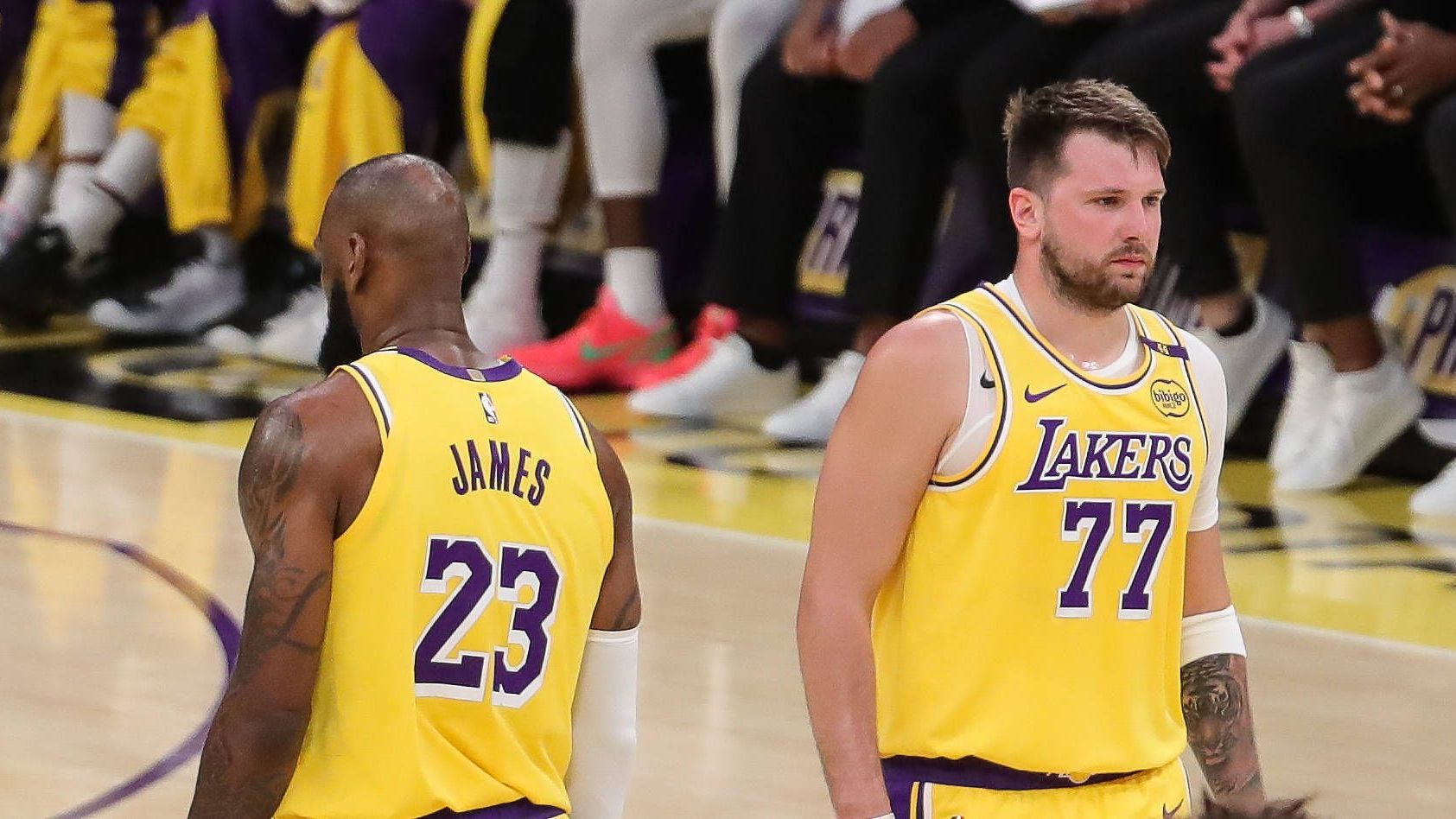 <strong>Die teuersten Franchise-Verkäufe im US-Sport</strong><br><em>Die Los Angeles Lakers stehen kurz vor einem historischen Eigentümerwechsel: Mark Walter, der mit seinen Partnern zuvor bereits rund 27 Prozent der Franchise hielt, kaufte nun 66 weitere Prozent, die zuvor noch der Buss-Familie gehörten. Dafür legte er rund zehn Milliarden US-Dollar auf den Tisch - der größte Deal in der Geschichte des US-Sports. Ob NFL, NBA, NHL oder MLB: <strong>ran</strong> zeigt die teuersten Franchise-Verkäufe der Historie. (Quelle: Front Office Sports, CBS Sports / Stand: 19.6.2025)</em>