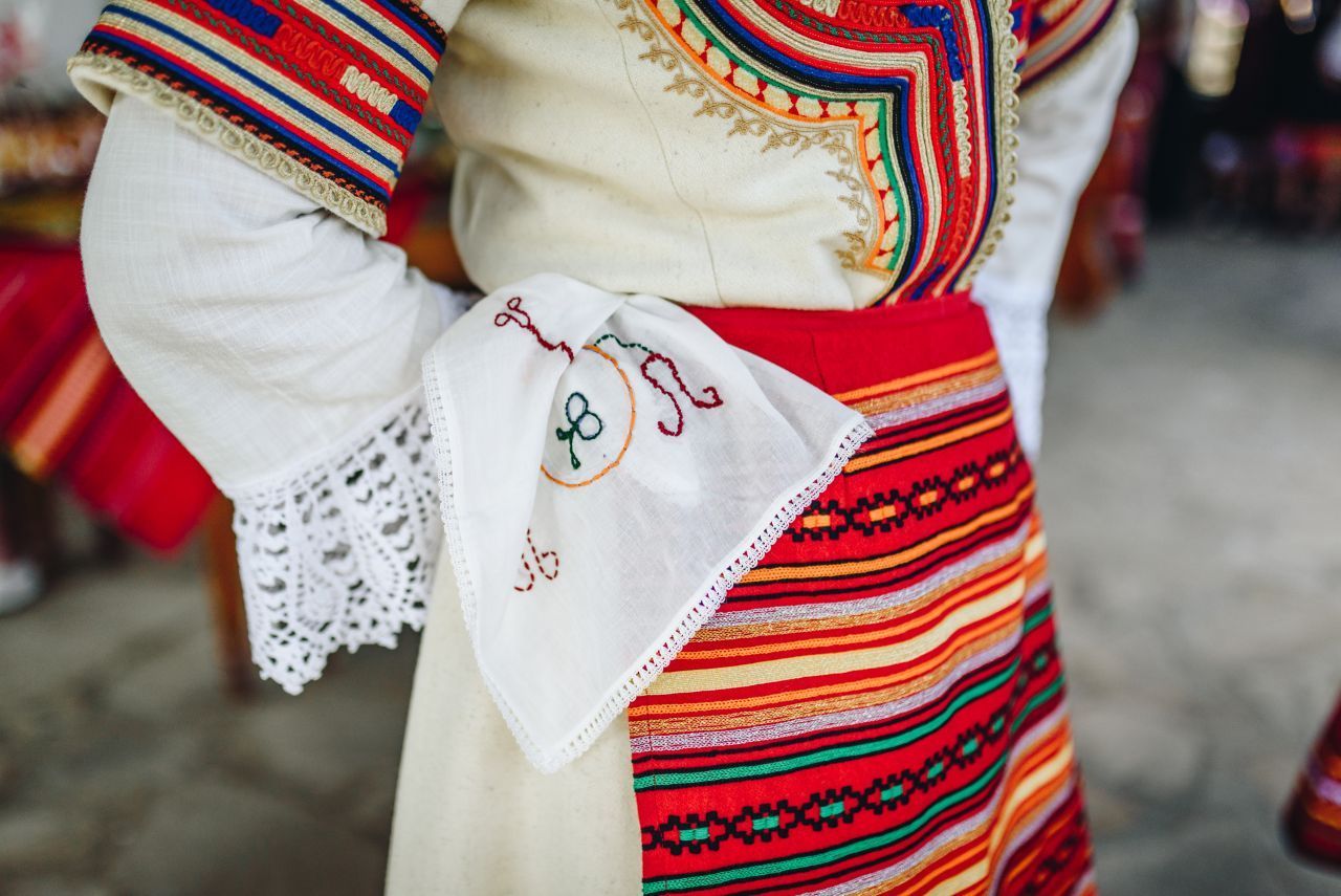 Heiraten wie die Vorfahren ist in Bulgarien beliebt. Dafür tragen die Brautleute handbestickte Tracht im Folklore-Stil und lassen alte Hochzeits-Traditionen aufleben. Dazu gehört das "Brautbaden": Die Braut nimmt ein Bad in einem Fass, um "rein" in die Ehe gehen zu können. Bei der Rasur des Bräutigams darf kein Haar auf den Boden fallen, denn früher glaubte man, dass man damit bösen Zauber treiben könne. Nach der Trauung wird