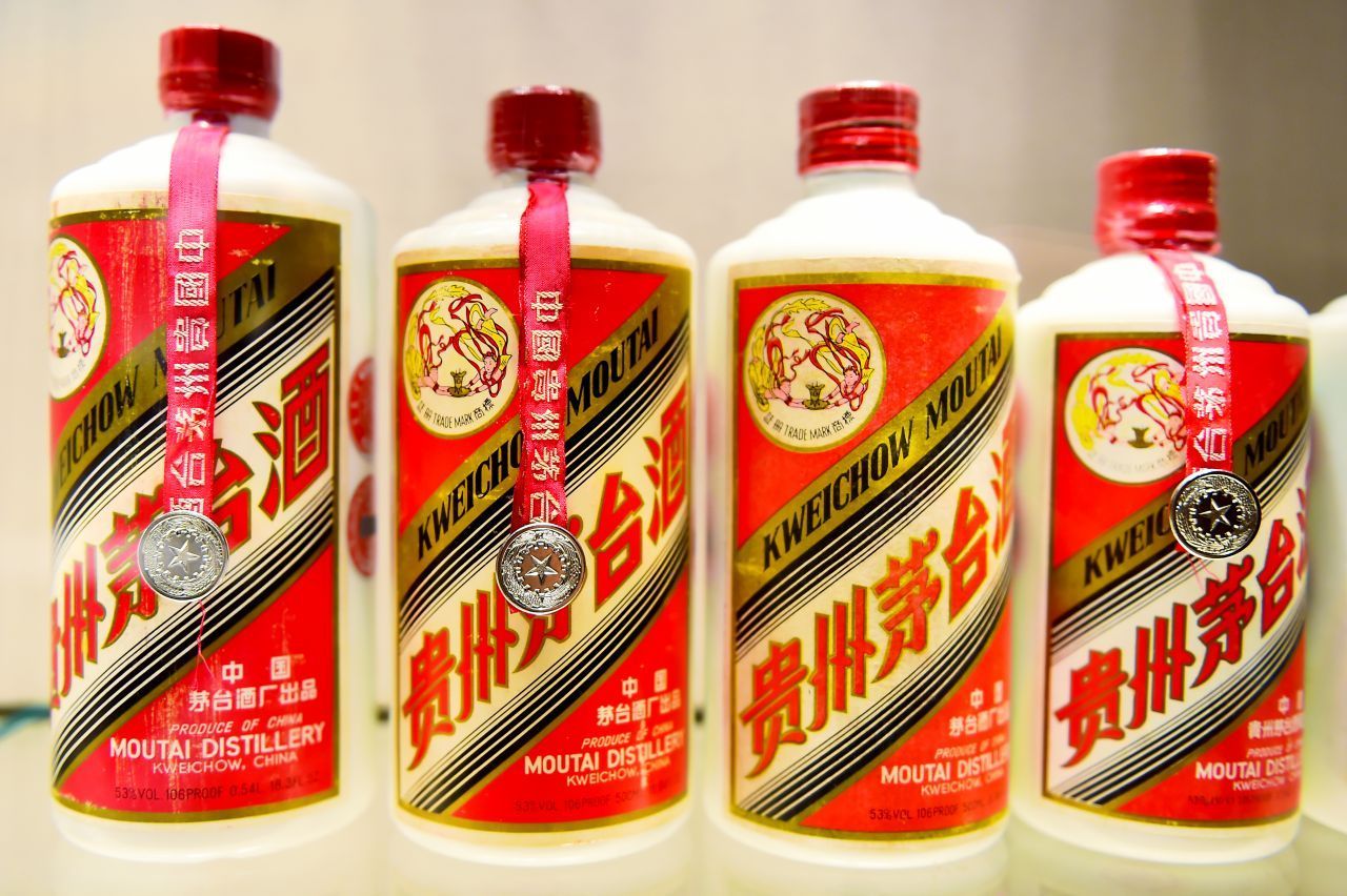 Maotai: Der Schnaps wird aus roter Hirse (Sorghum), Weizen und Wasser hergestellt. Sein Name geht auf das Berg-Dorf Maotai zurück, wo das Schnaps-Brennen eine lange Tradition hat. Der einzige legale Produzent von Maotai in China ist Kweichow Moutai. Auf Staats-Banketten darf der Schnaps des Unternehmens nicht fehlen: Die Spirituose mit einem Alkohol-Gehalt von 53 Prozent wurde unter anderem schon Chruschtschow, Nixon und Schr