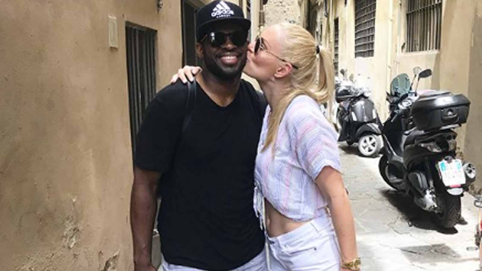 
                <strong>Lindsey Vonn verliebt in Italien </strong><br>
                Das ist für die beiden Turteltauben aber kein Problem. Im Italien-Urlaub wirkt das Paar sichtlich glücklich. Wer wäre das nicht, wenn die Partnerin wie im folgenden Bild auf einen wartet ...
              