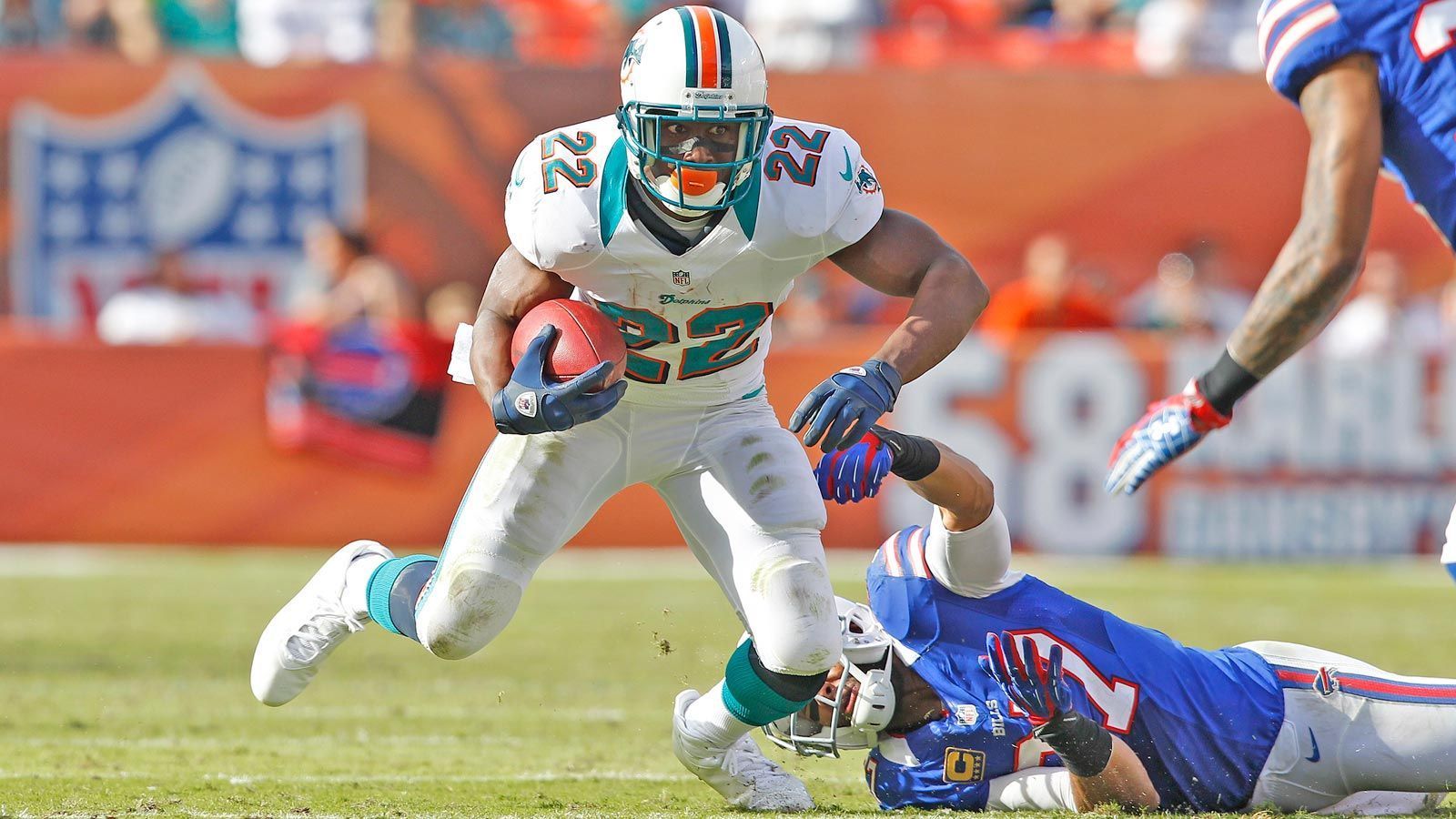 
                <strong>Reggie Bush</strong><br>
                Reggie Bush war sogar noch ein Jahr früher dran. 2011 belohnte er die O-Line der Dolphins mit Segways für jeden Spieler. Dies war der Dank für die Unterstützung während seiner ersten 1000-Yards-Saison.
              