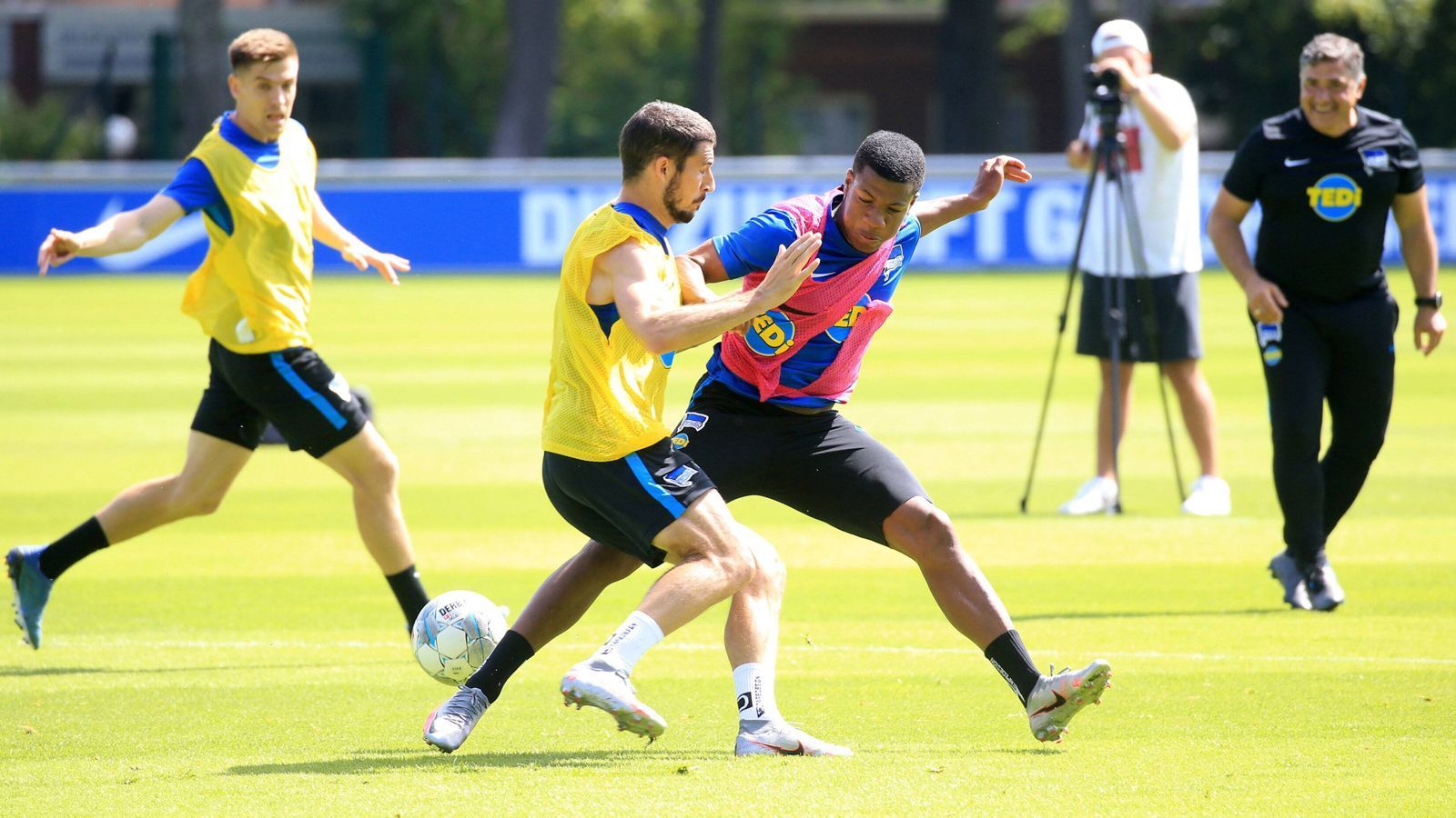 
                <strong>Hertha BSC</strong><br>
                Trainingsstart: 27. JuliTrainingslager: nicht geplantTestspiele: am 14. August gegen Viktoria Köln (2:0), am 25. August gegen Ajax Amsterdam (0:1), am 29. August gegen PSV Eindhoven (0:4), am 5. September gegen HSV (0:2)
              