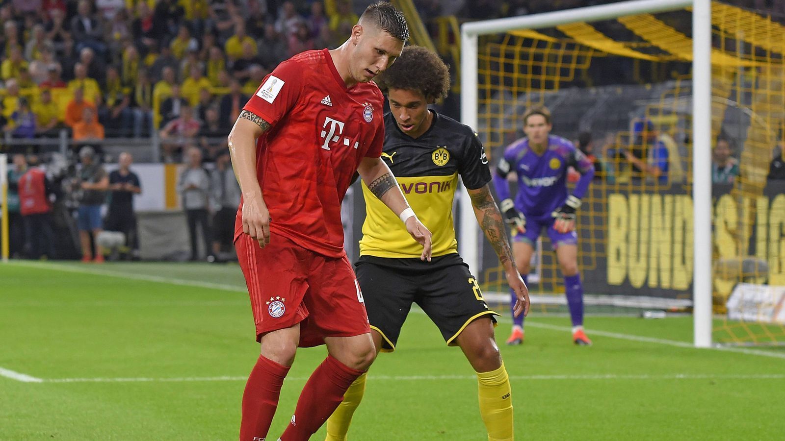 
                <strong>Niklas Süle</strong><br>
                Verliert den Ball in der 1. Minute stümperhaft in der eigenen Hälfte an Alcacer, zum Glück für ihn ohne Folgen. Danach stabilisiert er sich. Beim 0:1 trifft ihn im Vergleich zu einigen Nebenleuten keine Schuld. Auch beim 0:2 kann Süle nicht viel machen, weil er einen mitgelaufenen Dortmunder Angreifer im Auge behalten musste. ran-Note: 3
              