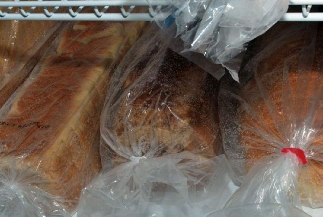 Du hast noch Brot übrig, fährst aber in den Urlaub? Einfach einfrieren. Funktioniert auch mit Suppen &amp; Co.