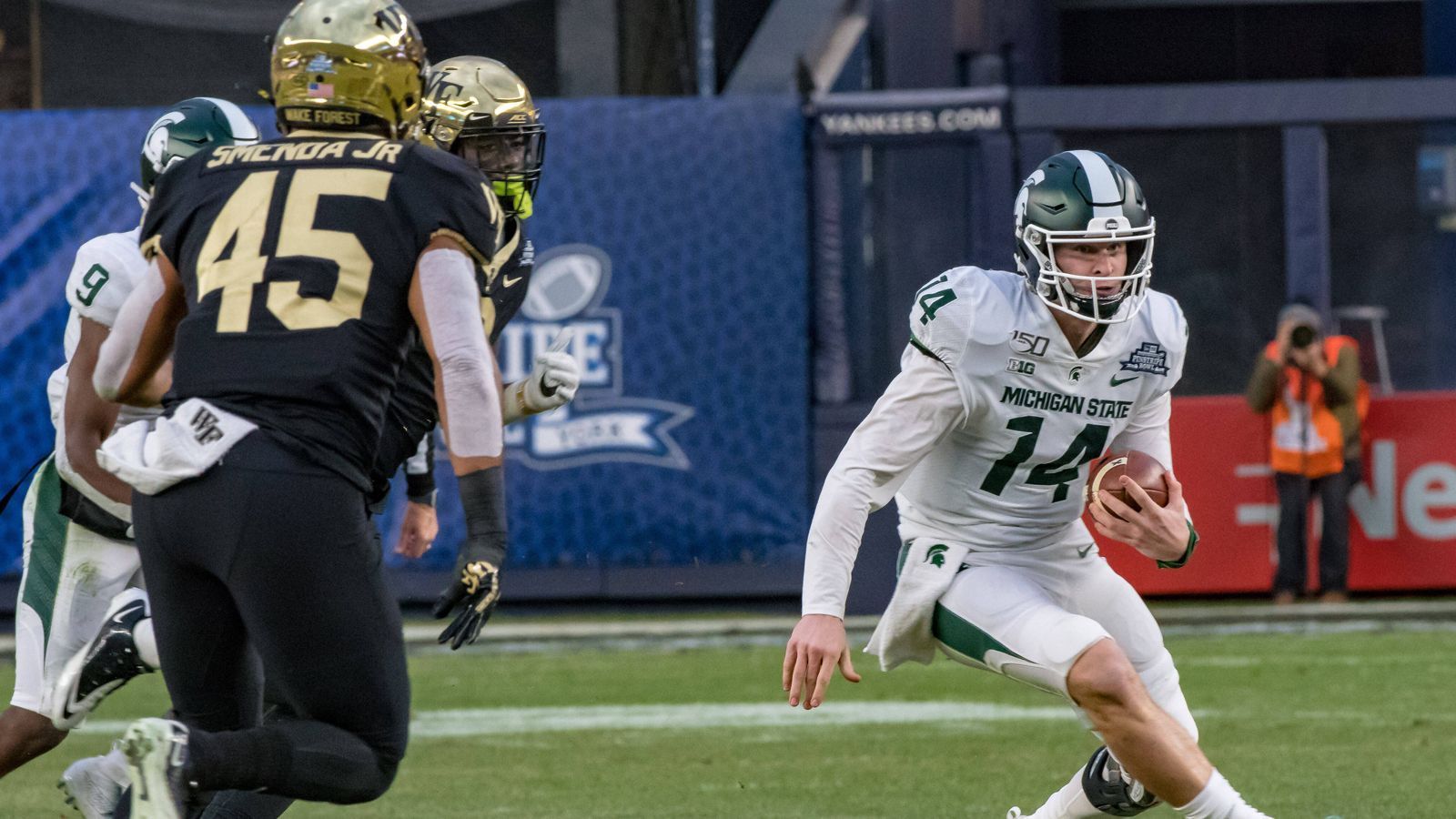 
                <strong>Brian Lewerke (Michigan State)</strong><br>
                Sein Sophomore-Jahr (2017) war ordentlich, es sollte auch seine beste Saison bleiben. Der 23-Jährige warf damals für 2793 Yards, 20 Touchdowns und sieben Interceptions. 2018 hatte er mit einer Schulterverletzung zu kämpfen, er kam in elf Spielen auf 2040 Yards, acht Touchdowns und elf Interceptions. Turnover blieben auch im Senior-Jahr sein Problem, als er für 3079 Yards warf sowie für 17 Touchdowns, allerdings auch 13 Mal zum Gegner warf. Die Quote seiner Würfe zum Mann: 59, 54,3 und 59,6 Prozent. Seine 9548 Yards insgesamt sind Spartans-Bestwert.
              