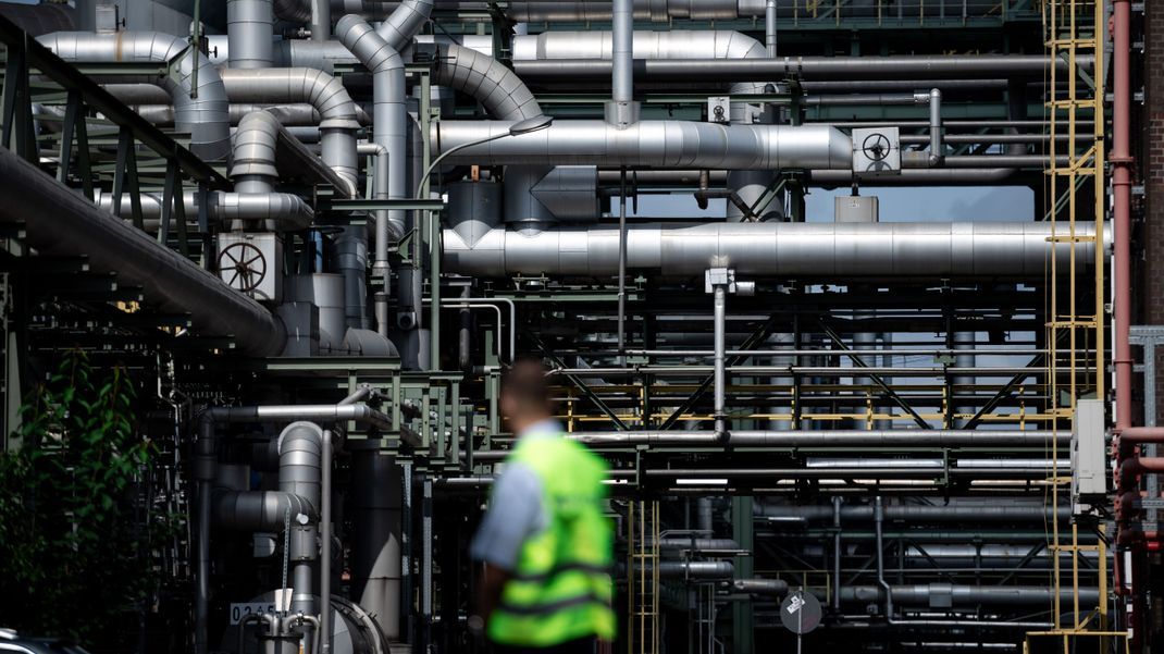 Ein Mitarbeiter des Werkschutzes steht vor Rohren auf dem Gelände des Evonik-Chemieparks in Marl.