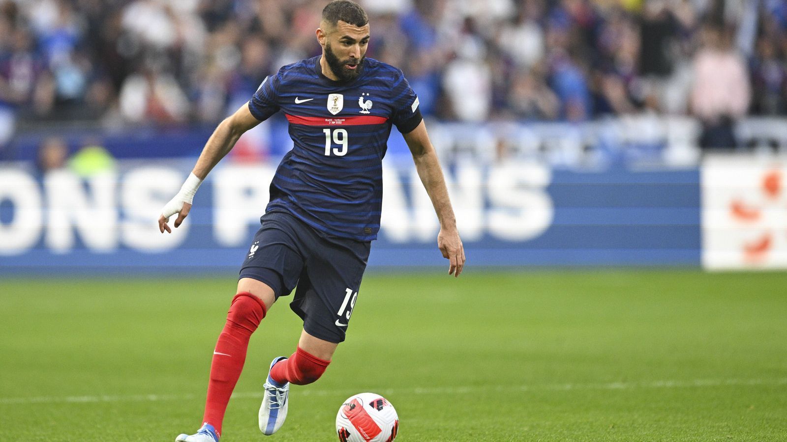 
                <strong>Sturm: Karim Benzema (Frankreich)</strong><br>
                Der Gewinner des Ballon d'Or weilte bereits in Doha, verletzte sich aber im Training am Oberschenkel. Die Muskelverletzung setzt ihn drei Wochen außer Gefecht - die WM ist gelaufen.
              