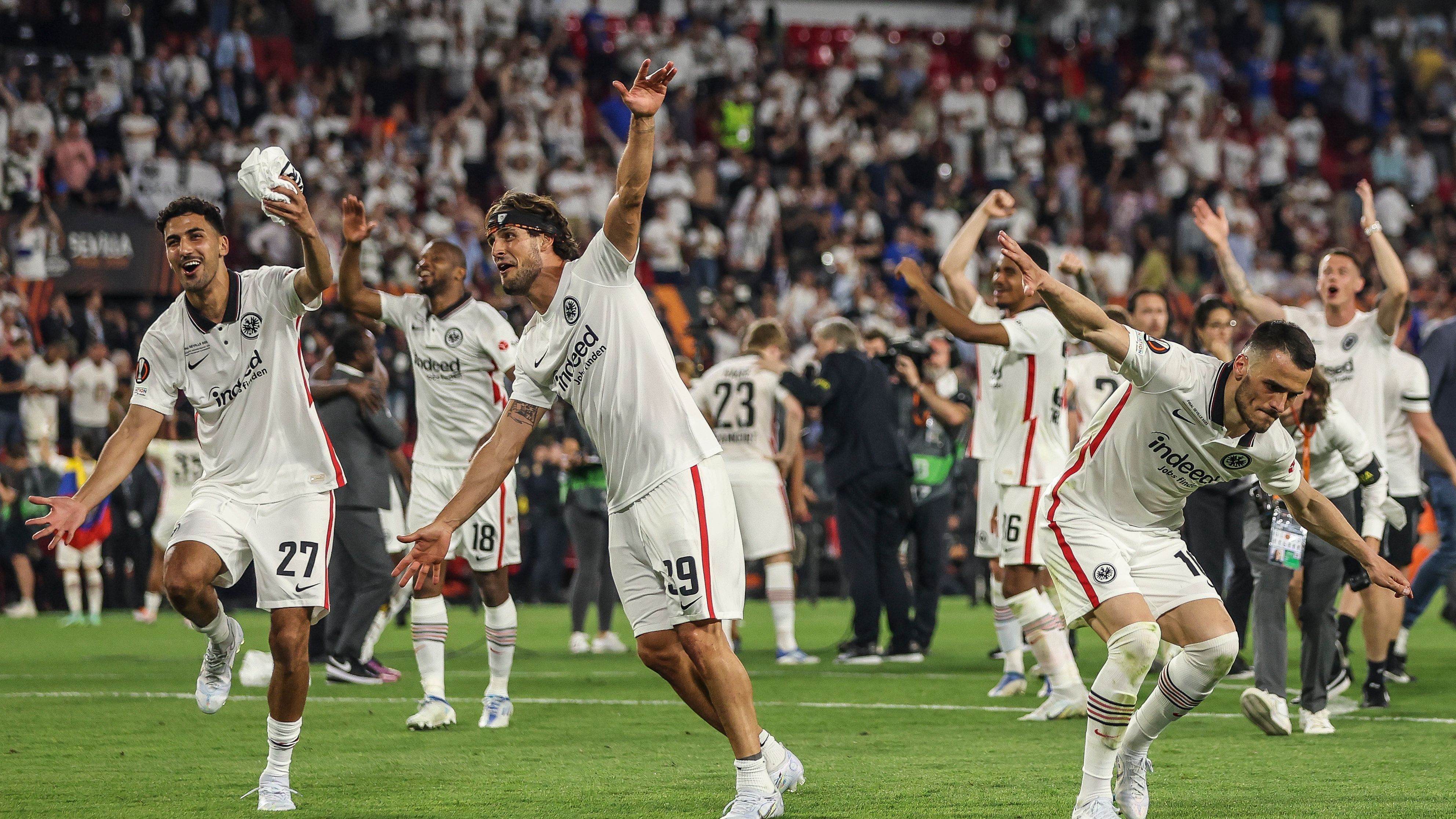 <strong>2021/22: Eintracht Frankfurt - Glasgow Rangers</strong><br>Es sollte 13 Jahre dauern, ehe ein Bundesligist erneut den Sprung ins Finale der Europa League schaffte. In einem Herzschlagfinale setzte sich die Eintracht nach Elfmeterschießen die Krone auf.