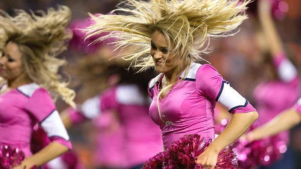 
                <strong>Heiße Einblicke - die Cheerleader der NFL</strong><br>
                Bei den Choreographien können auch schon einmal die schönen, blonden Haare durch die Luft fliegen. Macht nix - sieht trotzdem toll aus
              