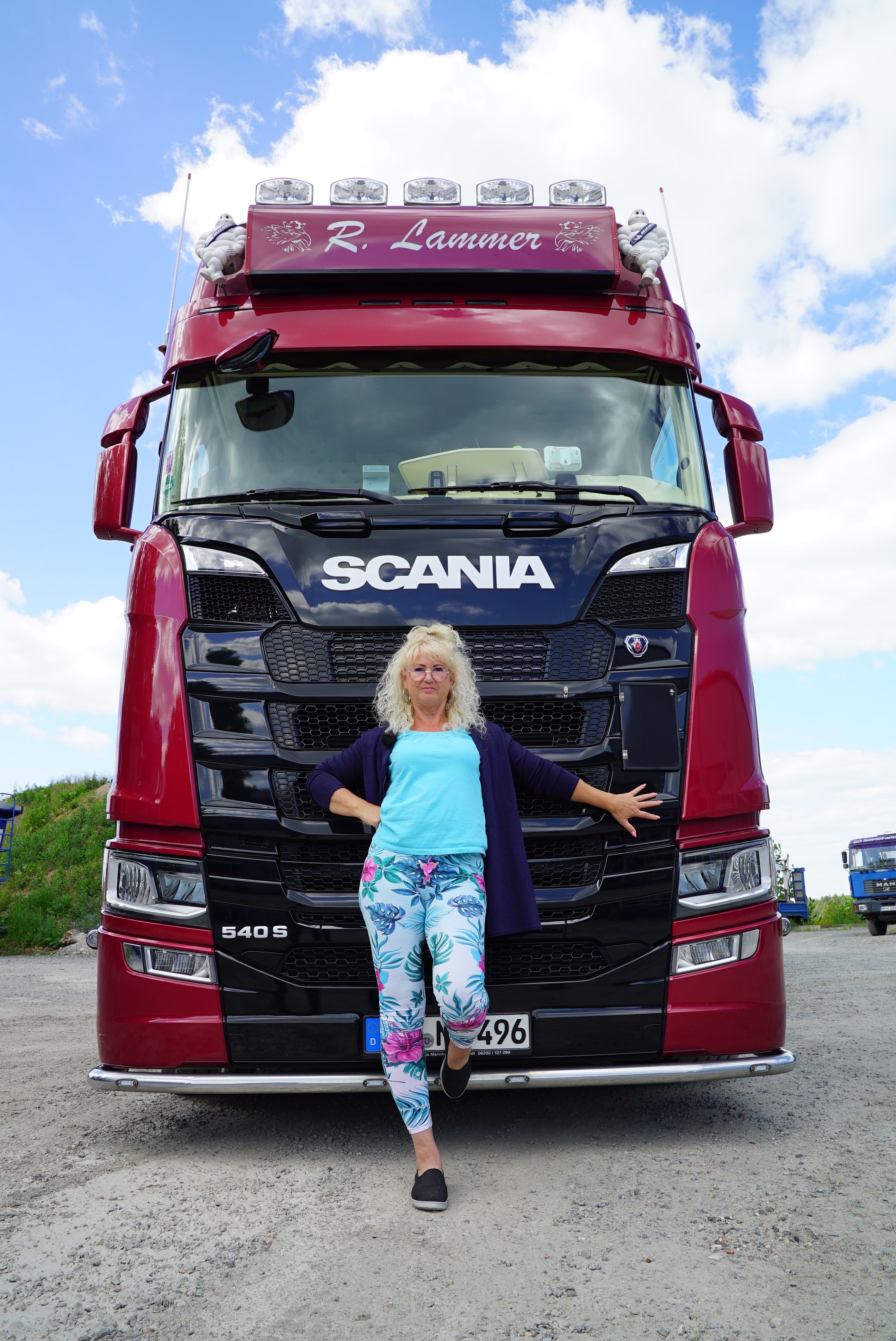 Lässig lehnt sich "Trucker Babes" Bettina an ihren Truck.