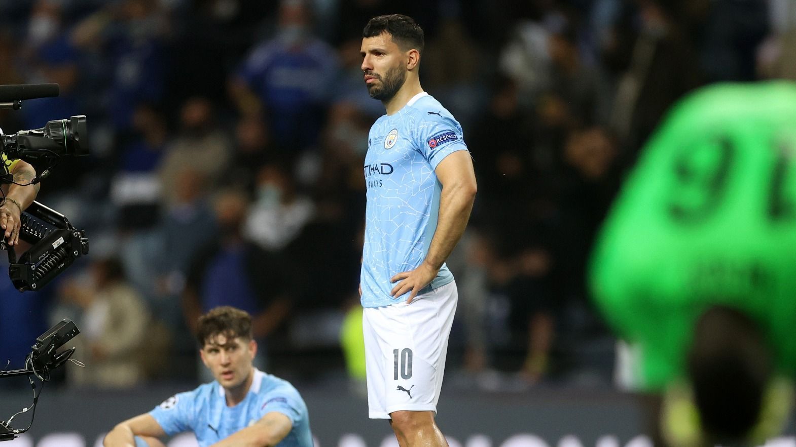 
                <strong>Verlierer: Sergio Aguero </strong><br>
                Der Bilderbuch-Sommer für Sergio Aguero war zum Greifen nahe. Erst hätte er seine grandiose Zeit bei City mit dem Champions-League-Titel veredelt, anschließend wäre er zum FC Barcelona um seinen guten Kumpel Lionel Messie gewechselt. Am Ende steht auf Agueros Habenseite die pure Enttäuschung. Trotz starker Saison, in der er hauptsächlich als Joker und emotionaler Leader glänzte, konnte er sich den großen Traum mit seinem Herzensclub nicht erfüllen. Im Finale wurde er ebenfalls eingewechselt, doch seine Hereinnahme zeigte gegen die bullige Chelsea-Defensive kaum Wirkung. So endete die Reise in England für den 32-Jährigen unter bitteren Tränen. 
              