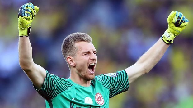 
                <strong>Lukas Hradecky</strong><br>
                Gewohnt sicher, aber zunächst auch kaum geprüft. Beim 0:1 chancenlos, ansonsten räumt der Finne alles ab. Bis zur 65. Minute, als er gegen den eingewechselten Pulisic einen Elfmeter verursacht und so das 1:2 verschuldet. Das ist bitter für Hradecky, der großen Anteil daran hatte, dass die Frankfurter überhaupt im Pokalfinale standen. ran-Note: 4
              