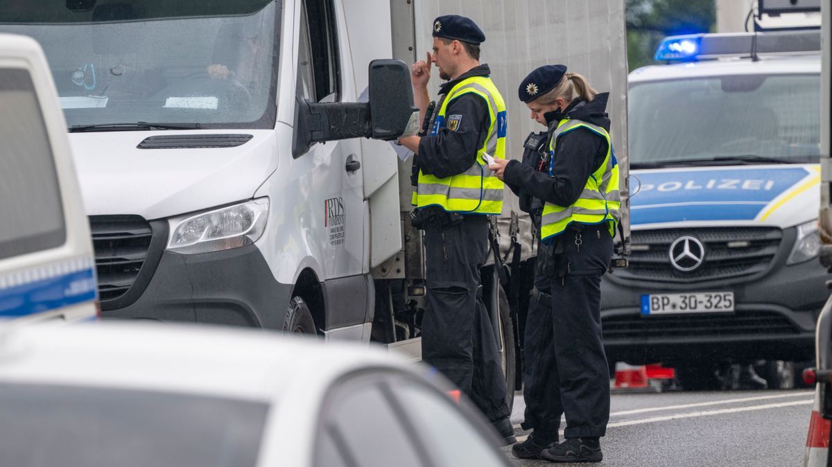 Der neue Bundesinnenminister Dobrindt kündigte eine Erhöhung der Zahl der Bundespolizisten an den Grenzen an.