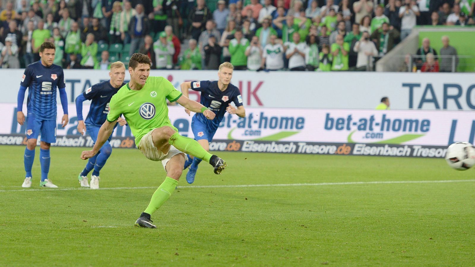 <strong>2017: Eintracht Braunschweig vs. VfL Wolfsburg</strong><br>
                Ein Jahr später elektrisierte die Relegation eine ganze Region -&nbsp; Braunschweig und Wolfsburg liegen nur 25 Kilometer auseinander. Im Hinspiel des Derbys setzten sich die "Wölfe" zu Hause nach einer Schiri-Fehlentscheidung und einem Elfmetertor von Mario Gomez mit 1:0 durch. Auch das Rückspiel&nbsp;entschied der VfL knapp mit 1:0 für sich.
