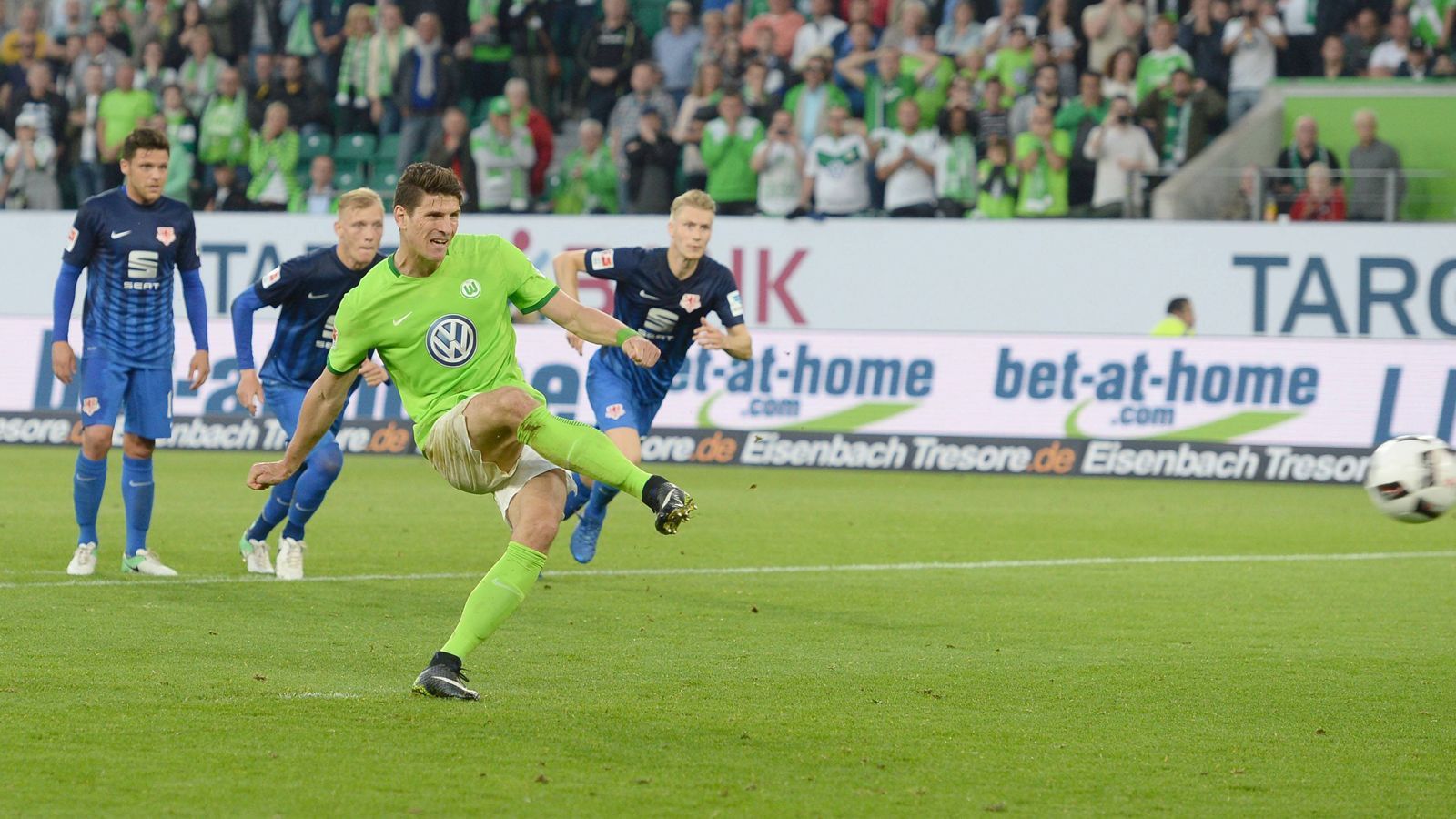 
                <strong>2017: Eintracht Braunschweig vs. VfL Wolfsburg</strong><br>
                Ein Jahr später elektrisierte die Relegation eine ganze Region - denn die Städte Braunschweig und Wolfsburg liegen nur 25 Kilometer Luftlinie auseinander. Im Hinspiel des Niedersachsen-Derbys setzten sich die "Wölfe" zu Hause nach einer Schiedsrichter-Fehlentscheidung und einem Elfmetertor von Mario Gomez (Foto) glücklich mit 1:0 durch. Auch das Rückspiel entschied der VfL knapp mit 1:0 für sich. Somit hatte mit Wolfsburg abermals der Bundesligist in der Relegation die Nase vorne und durfte den Klassenerhalt feiern.
              