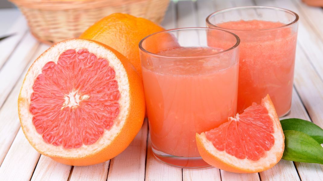 Grapefruit-Saft darf in dem Anti-Bloat-Drink nicht fehlen. 