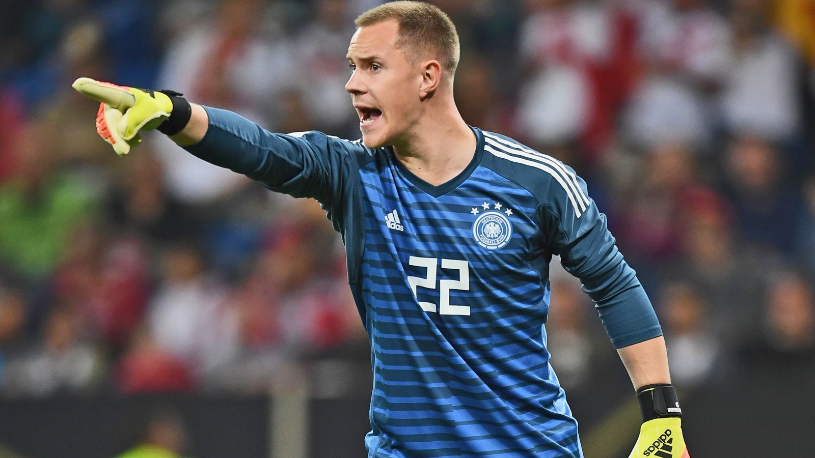 
                <strong>Tor: Marc-Andre ter Stegen</strong><br>
                Gegen die Niederlande erlaubte sich Manuel Neuer beim 0:1 einen ungewöhnlichen Fehler, auch in der Bundesliga lässt der 32-Jährige eine Weltklasse-Form vermissen. Zwar ist klar: Die Misere im DFB-Team ist nicht das Verschulden Neuers, doch Löw würde ein klares Zeichen setzen, indem er Marc-Andre ter Stegen ins Tor stellt. Zudem würde Löw damit wieder ein eindeutiges Leistungsprinzip einführen. Marc-Andre ter Stegen befindet sich derzeit in besserer Form als Manuel Neuer, deshalb muss er im Tor stehen. 
              