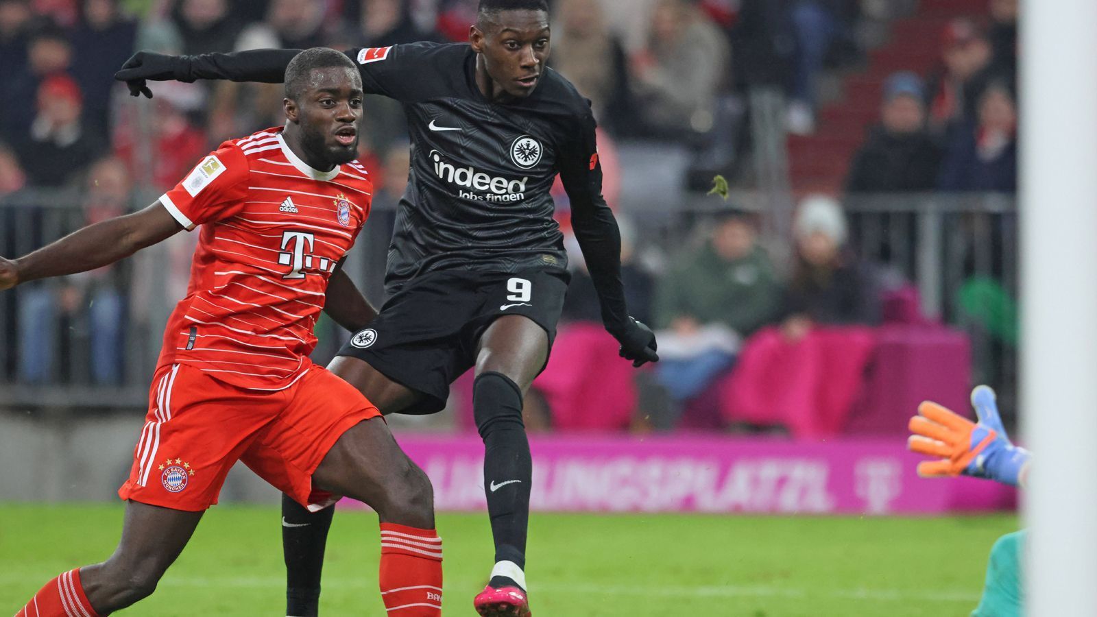 
                <strong>Gewinner: Randal Kolo Muani (Eintracht Frankfurt)</strong><br>
                Randal Kolo Muani ließ Dayot Upamecano alt aussehen und stehen, zog dann trocken ab zum 1:1 beim FC Bayern. Vier Tore in den letzten fünf Spielen: Der Franzose ist der Mann der Stunde bei der Eintracht, er braucht schon länger keinen Dosenöffner mehr. "Eine Weltklasse-Aktion", lobte Bayern-Trainer Julian Nagelsmann. "Eine Bereicherung für die Bundesliga", schwärmt sogar Legende Lothar Matthäus. Sogar die Bayern sollen Interesse an dem 24-Jährigen haben, vor der Saison ablösefrei nach Frankfurt kam. "Ich bin noch nicht so lange da und habe noch einen langen Vertrag. Es steht für mich nicht zur Debatte, über andere Dinge nachzudenken", sagte er zum Interesse des Rekordmeisters.
              