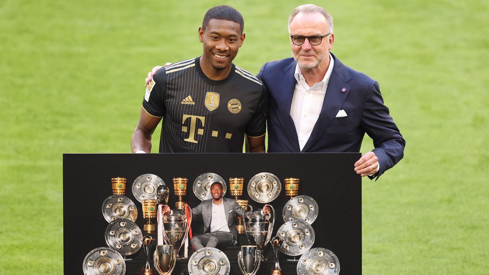 
                <strong>David Alaba</strong><br>
                Mit 431 Pflichtspielen ist David Alaba mit riesigem Vorsprung Bayerns Rekord-Österreicher, mit 33 Treffern zudem auch der erfolgreichste österreichische Torjäger im Münchner Trikot. Der Defensivspieler kam schon in der Jugend nach München und schaffte als eines der wenigen Nachwuchstalente den Sprung zu den Profis des Rekordmeisters. Dort prägte Alaba bis zu seinem Abgang zu Real Madrid im Sommer 2021 eine Erfolgs-Ära. Der gebürtige Wiener gewann mit dem FCB unter anderem zwei Mal die Champions League, zehn Meistertitel und sechs Mal den DFB-Pokal.
              