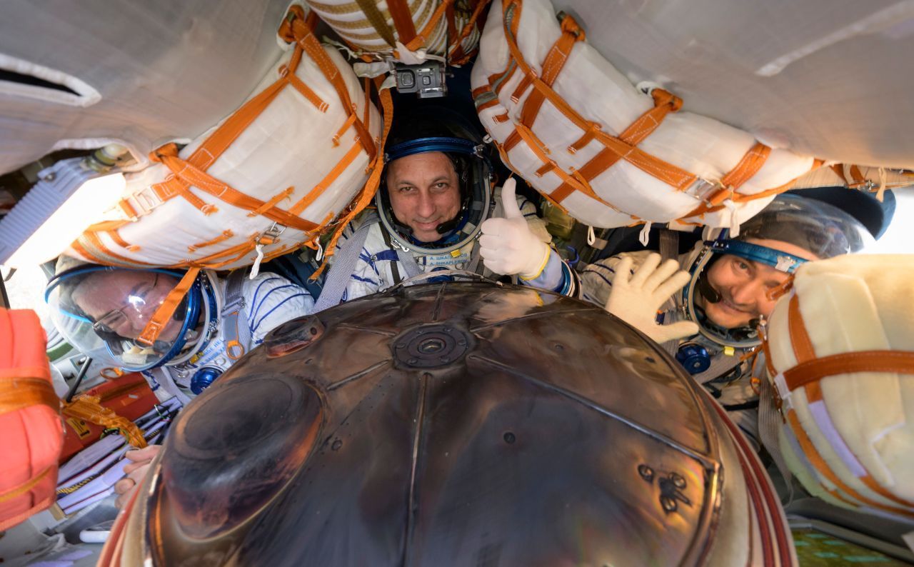 Über Jahre hinweg pendelten US-Amerikaner mit der russischen Sojus-Raumschiff zwischen ISS und Erde. Zwar waren die Amerikaner seit 2011 mangels eigener Raumschiffe darauf angewiesen. Doch seit 2019 aber reisen sie freiwillig mit den Sojus-Raumtaxis - wie hier Mark Vande Hei mit zwei russischen Kollegen bei der Rückkehr 2022.