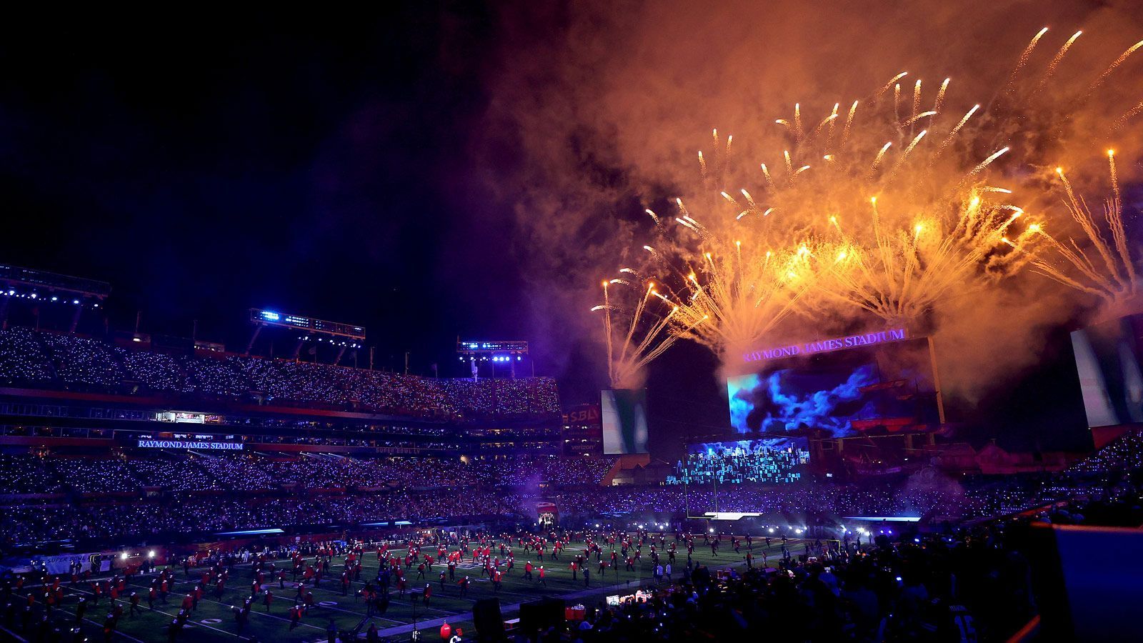 
                <strong>Großes Feuerwerk zum Abschluss</strong><br>
                Den offiziellen Abschluss der Show bildete dann ein gigantisches Feuerwerk über dem Stadion. Dadurch wurde der Nachthimmel über dem Raymond-James-Stadion noch einmal hell erleuchtet.
              