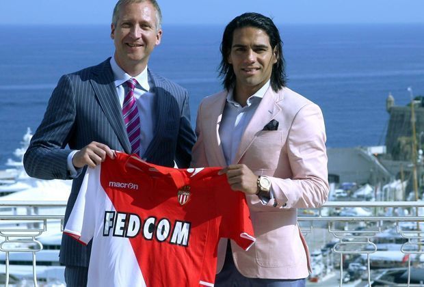 
                <strong>Spektakulärer Transfer</strong><br>
                Dabei hat Rybolowlew die in seinen Augen verdient. Schließlich hat er Monaco wieder nach oben geführt, mit seinem Geld wurden Transfers getätigt, wie der von Falcao zu Monaco. Für 55 Millionen ermöglicht er, das Wasiljews den Starstürmer von Atletico Madrid loseisen kann.
              