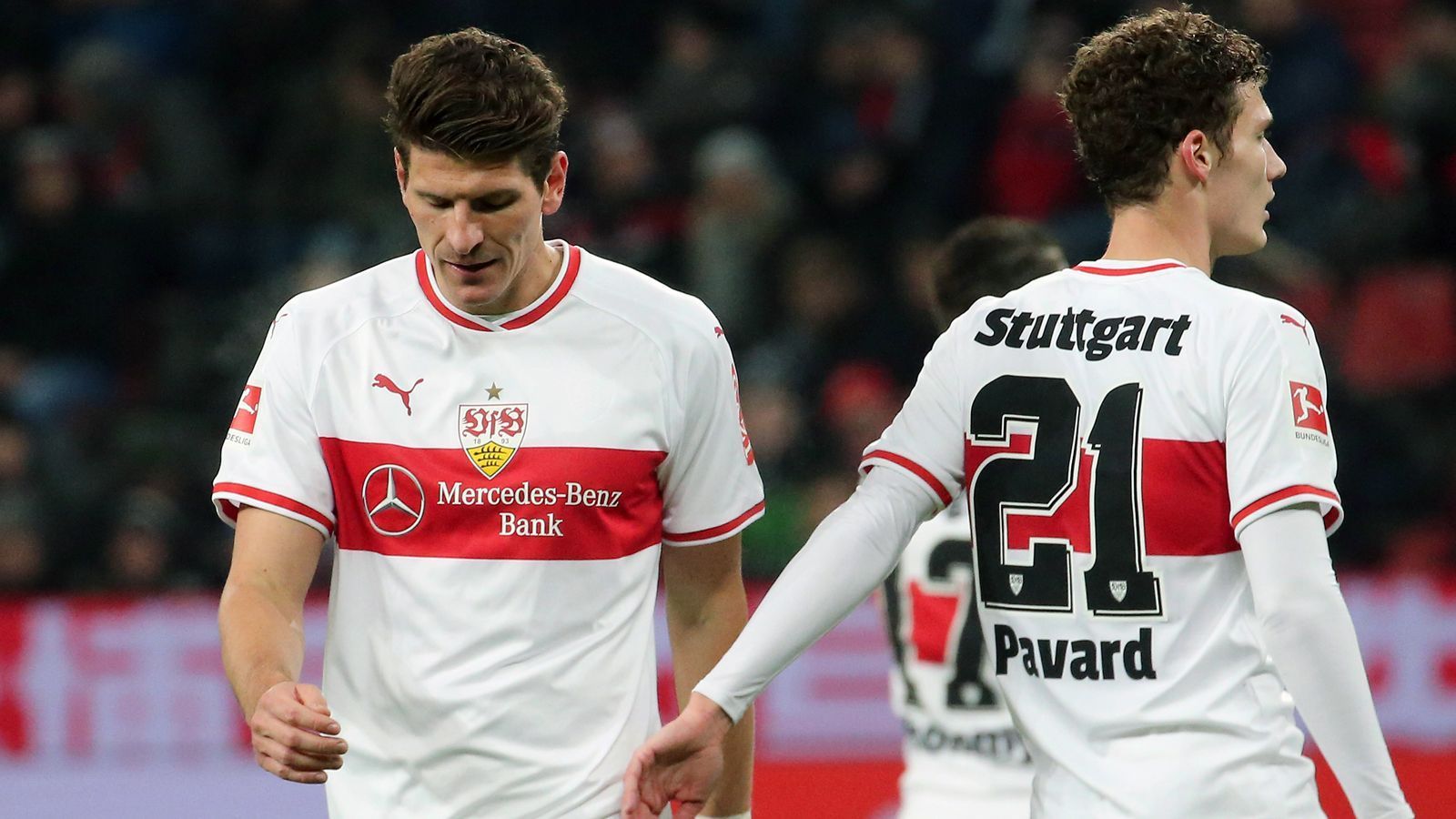 
                <strong>VfB Stuttgart</strong><br>
                Abstellungsgebühren: 431.000 EuroAbgestellte Spieler (unter anderem): Mario Gomez (li., Deutschland) und Benjamin Pavard (re., Frankreich)
              