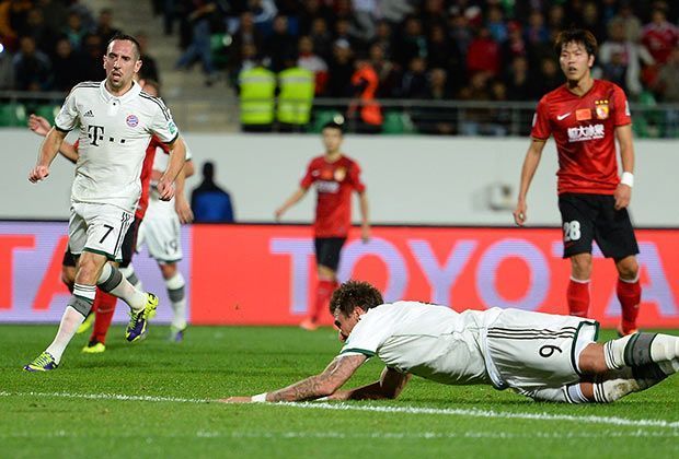 
                <strong>FC Bayern - Guangzhou Evergrande</strong><br>
                Kommt ein Kroate geflogen: Dies ist kein Foul und keine Schwalbe von Mario Mandzukic, sondern ...
              