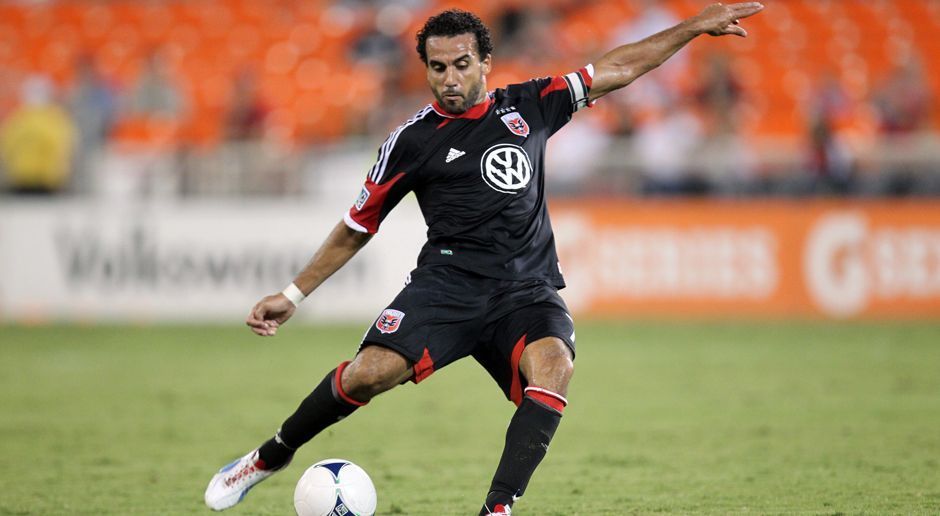 
                <strong>2011: Dwayne De Rosario (D.C. United)</strong><br>
                2011: Dwayne De Rosario (D.C. United). 2011 kam der MVP von einem Klub, der die Playoffs verpasste. Für D.C. reichte es am Ende nur zu Rang sieben in der Eastern Conference. Der Kanadier De Rosario war mit 16 Toren und zwölf Vorlagen an mehr als der Hälfte der 49 United-Tore beteiligt.
              