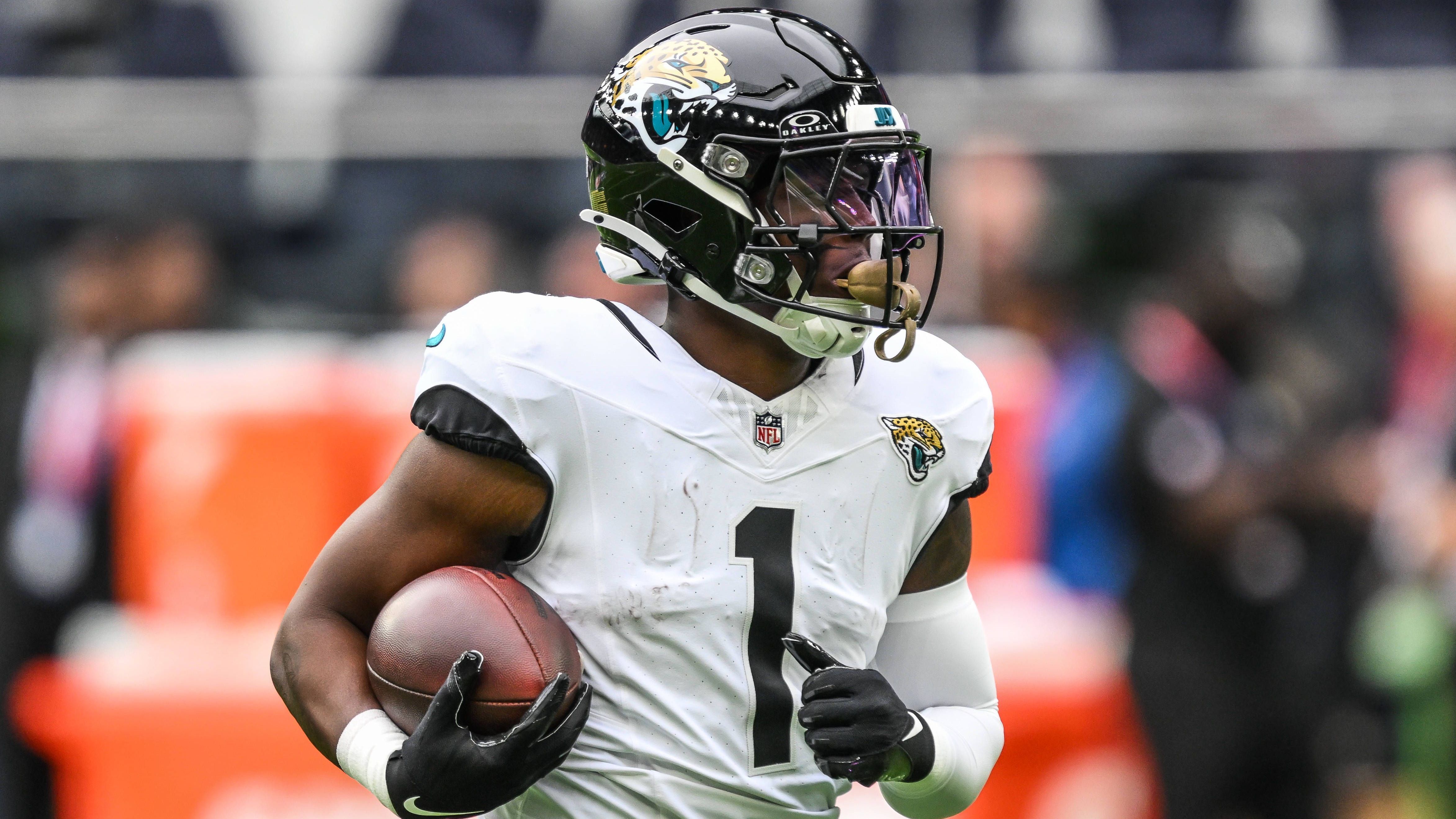 <strong>Travis Etienne Jr. (Jacksonville Jaguars)</strong><br>Die "Jags" müssen auch weiter auf Travis Etienne Jr. verzichten. Bereits in Woche 7 musste der Running Back aufgrund einer Oberschenkelverletzung pausieren. Wie NFL-Insider Ian Rapoport berichtet, soll ich das auch gegen die Green Bay Packers nicht ändern. Damit steht erneut Back-up Tank Bigsby auf dem Feld.