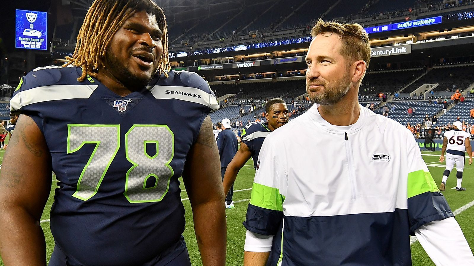 
                <strong>Verlierer: Brian Schottenheimer</strong><br>
                Bei den olympischen Schwimmwettbewerben steht immer auch ein Rettungsschwimmer zur Sicherheit am Becken. Ähnlich nutzlos wie dieser muss sich Brian Schottenheimer (r.) beim 31:23-Sieg der Seattle Seahawks gegen die Miami Dolphins gefühlt haben. Das Head Set von Russell Wilson fiel im letzten Viertel aus, also sagte der Quarterback kurzerhand selbst die Plays an und führte die Seahawks zum Touchdown übers Feld. Und Offensive Coordinator Schottenheimer blieb nur die Zuschauerrolle. Wie dem Rettungsschwimmer bei Olympia.
              