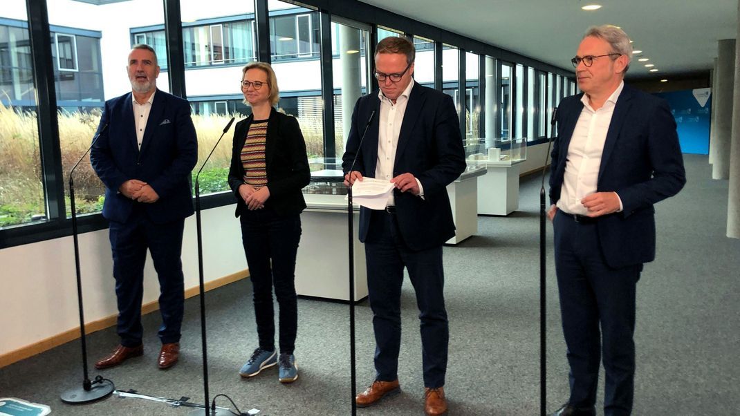 Co-Landesvorsitzender des BSW, Steffen Schütz (l-r), Katja Wolf, BSW-Fraktionschefin, CDU-Fraktionschef Mario Voigt und Georg Maier Thüringer SPD-Parteichef und geschäftsführender Innenminister von Thüringen stehen im Landtag von Thüringen beieinander. 