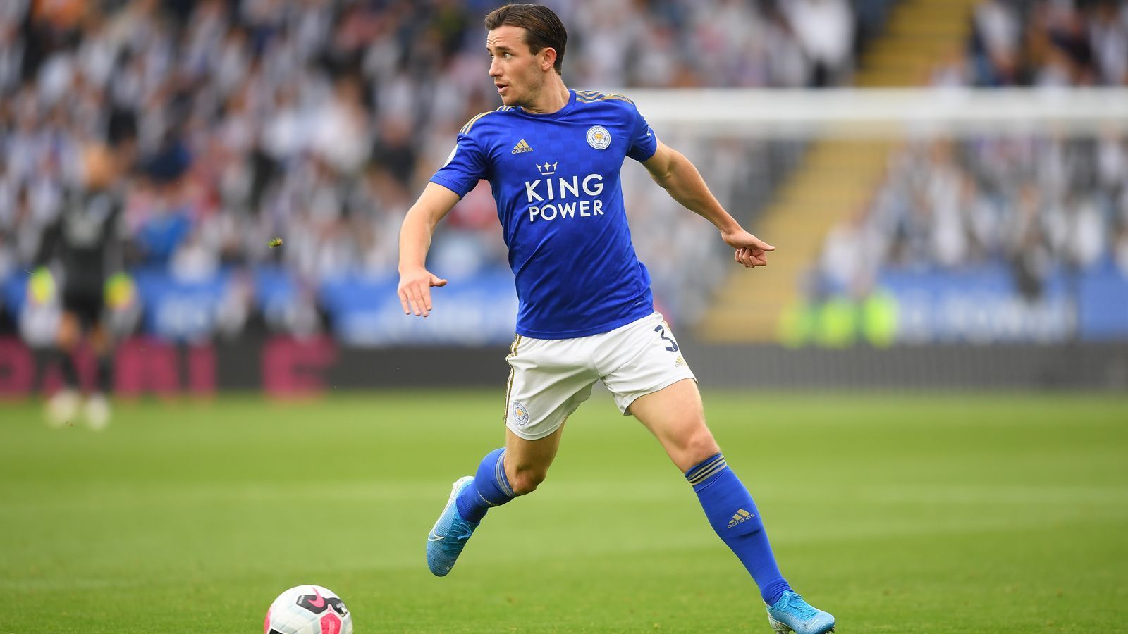 
                <strong>Ben Chilwell (Leicester City)</strong><br>
                Der derzeit härteste Verfolger von Premier-League-Tabellenführer Liverpool ist nicht ManCity, nicht Manchester United und auch nicht Chelsea, sondern Leicester City. Bei den so stark aufspielenden "Foxes" soll Chelsea auch ein mögliches Transferziel ausgemacht haben: Außenverteidiger Ben Chilwell. Laut Medienberichten von der Insel soll der 22 Jahre alte Engländer zur Langzeit-Lösung Chelseas auf der linken Abwehrseite werden. Aber: Durch den noch bis 2024 laufenden Vertrag dürfte Leicester erst ab 80 Millionen Euro Ablöse überhaupt über einen Verkauf des Nationalspielers nachdenken. Eine ähnlich hohe Summe kassierte Leicester bereits im Sommer 2019, als der Klub Harry Maguire an Manchester United verkaufte.
              