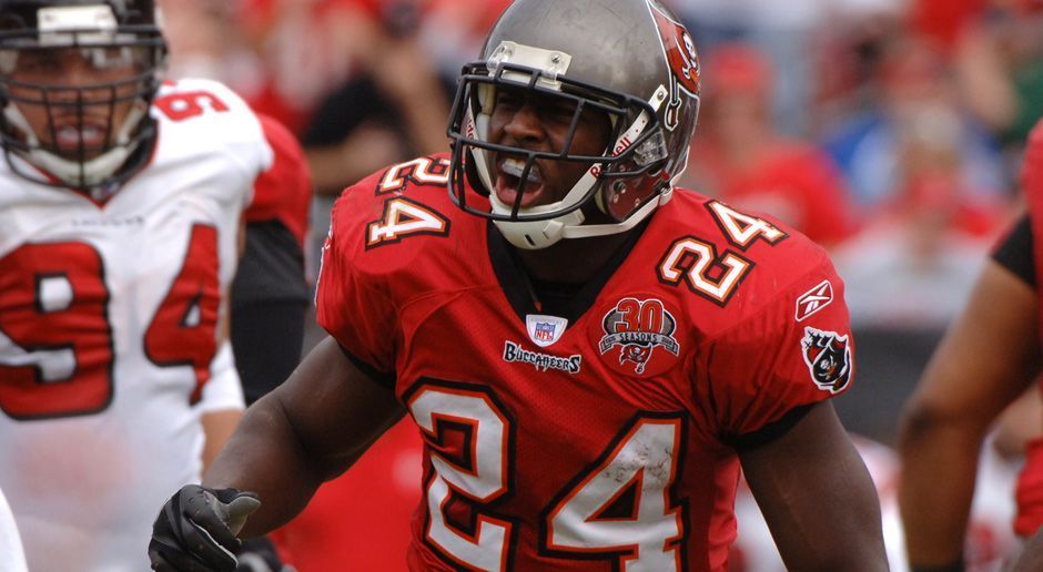 
                <strong>Tampa Bay Buccaneers 2005: Verbesserung um 6 Siege</strong><br>
                Der Zwilling zu den Bears in den Spielzeiten 2004 und 2005 waren die Tampa Bay Buccaneers. Auch bei ihnen hieß es: von 5-11 auf 11-5 und von Platz vier auf Platz eins in der NFC South. Nachdem sie 2002 noch den Super Bowl gewonnen hatten, ging es abwärts. Es folgten zwei Saisons mit einer negativen Bilanz. Erst 2005 fanden die "Bucs" zu alter Stärke zurück. Angetrieben von Rookie-Running-Back Cadillac Williams (im Bild), der über 1100 Yards erlief, schafften sie es in die Playoffs. Dort scheiterte Tampa Bay allerdings an den Washington Redskins.
              