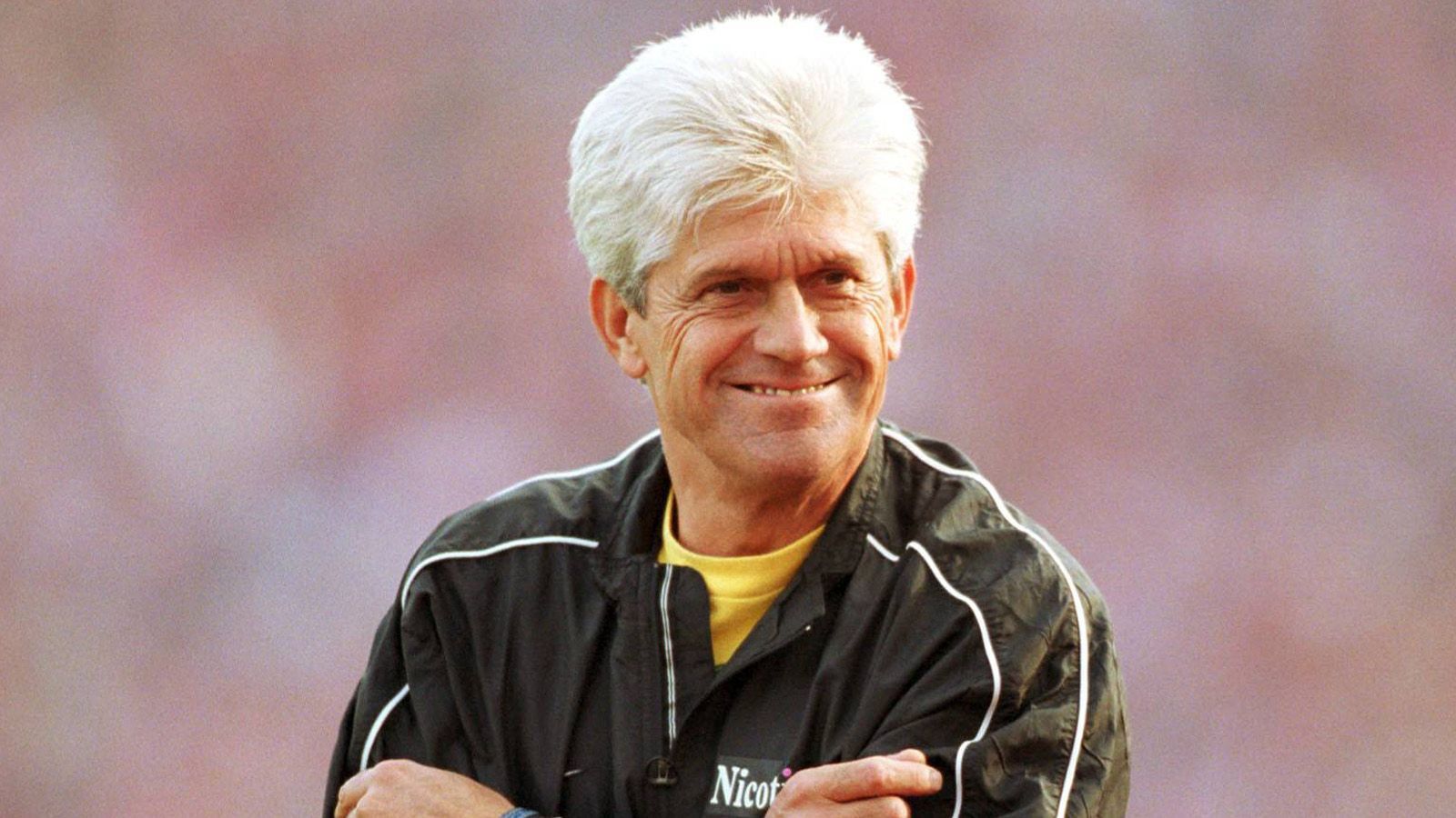 
                <strong>Trainer: Werner Lorant</strong><br>
                Kein Witz: Es gab tatsächlich einmal Kontinuität auf der Trainerbank von 1860 München. Werner Lorant war von 1992 bis 2001 Trainer der "Löwen". Mit legendären Sprüchen wie "Ich wechsle nur aus, wenn sich einer ein Bein bricht" oder "Was soll ich mit den Spielern reden, ich bin doch kein Pfarrer" prägte er sein Image als "Werner Beinhart". Das Wichtigste war aber: Er hatte Erfolg. Mit Lorant marschierte 1860 von der Bayern-Liga in die Bundesliga durch und erlebte keinen einzigen Abstieg. Viele Fans sagen: Der Abstieg begann erst mit dem Weggang von Lorant.
              