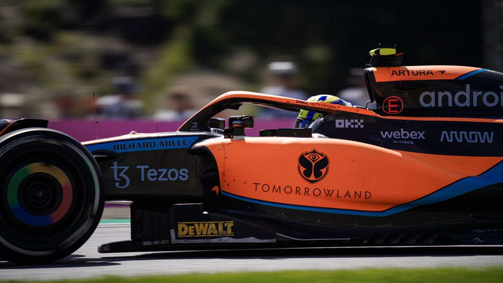 
                <strong>Platz 7: Lando Norris</strong><br>
                Während Teamkollege Daniel Ricciardo mit dem McLaren zu kämpfen hat, kommt Lando Norris anscheinend deutlich besser zurecht und sammelt beständig Punkte ein. Der Brite ist zudem der einzige Fahrer im Feld, der abseits von Red Bull, Ferrari und Mercedes aufs Podium fuhr (Platz 3 in Imola). Sowohl in der Fahrerwertung als auch in unserem Ranking ist Norris Best of The Rest.
              