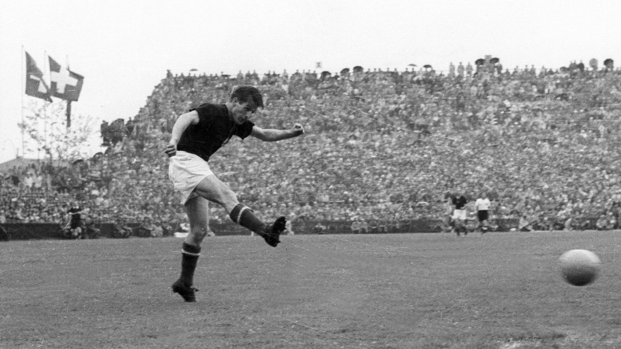 
                <strong>Platz 9: Sándor Kocsis (Ungarn)</strong><br>
                Nationalmannschaft: 1948 - 1956Länderspiele: 68Länderspiel-Tore: 75 
              