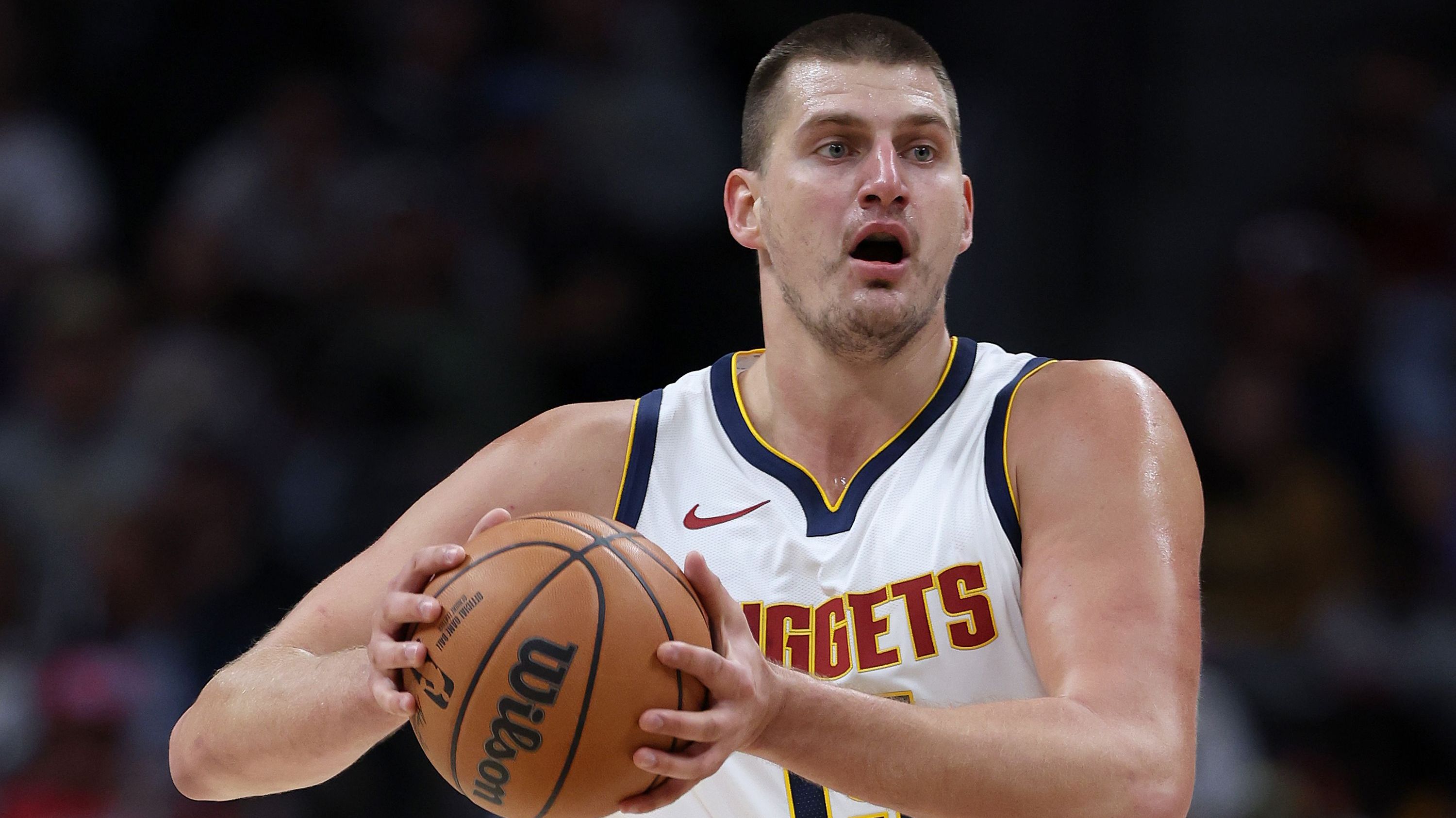 <strong>Geteilter 2. Platz: Nikola Jokic (Denver Nuggets) </strong><br>Position: Center <br>Gehalt 2023/24: 47.607.350 US-Dollar <br>Gesamtvolumen: 276.122.630 US-Dollar <br>Vertragszeitraum: 2023 - 2027 (plus Spieler-Option für Verlängerung bis 2028)