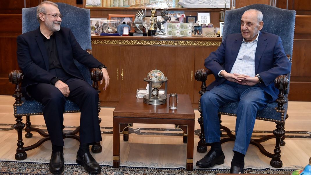 15. November 2024, Libanon, Beirut: Nabih Berri (links), libanesischer Parlamentspräsident, und Ali Laridschani, einem Berater des Obersten Führers des Iran, Chamenei.
