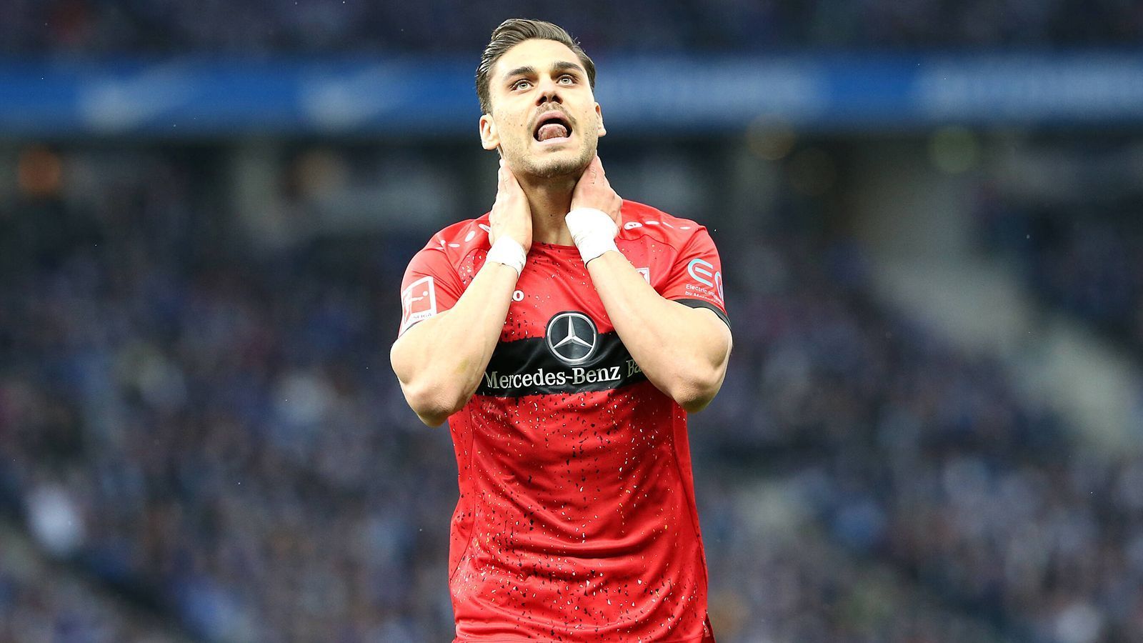 
                <strong>Mavropanos-Solo endet mit Lattentreffer</strong><br>
                Auch nach dem Seitenwechsel fehlten dem VfB die Ideen. Einzig Innenverteidiger Konstantinos Mavropanos setzte nach einer guten Stunde mal ein Zeichen. Der Grieche verteidigte nach vorne, schnappte sich die Kugel und dribbelte bis in den Strafraum. Sein abgefälschter Versuch mit links streichelte sogar noch die Latte - doch mehr eben nicht.
              