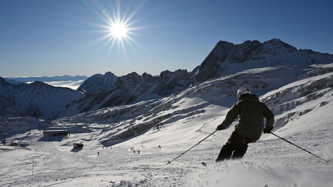 Skifahrer starten auf der Zugspitze in die neue Skisaison.