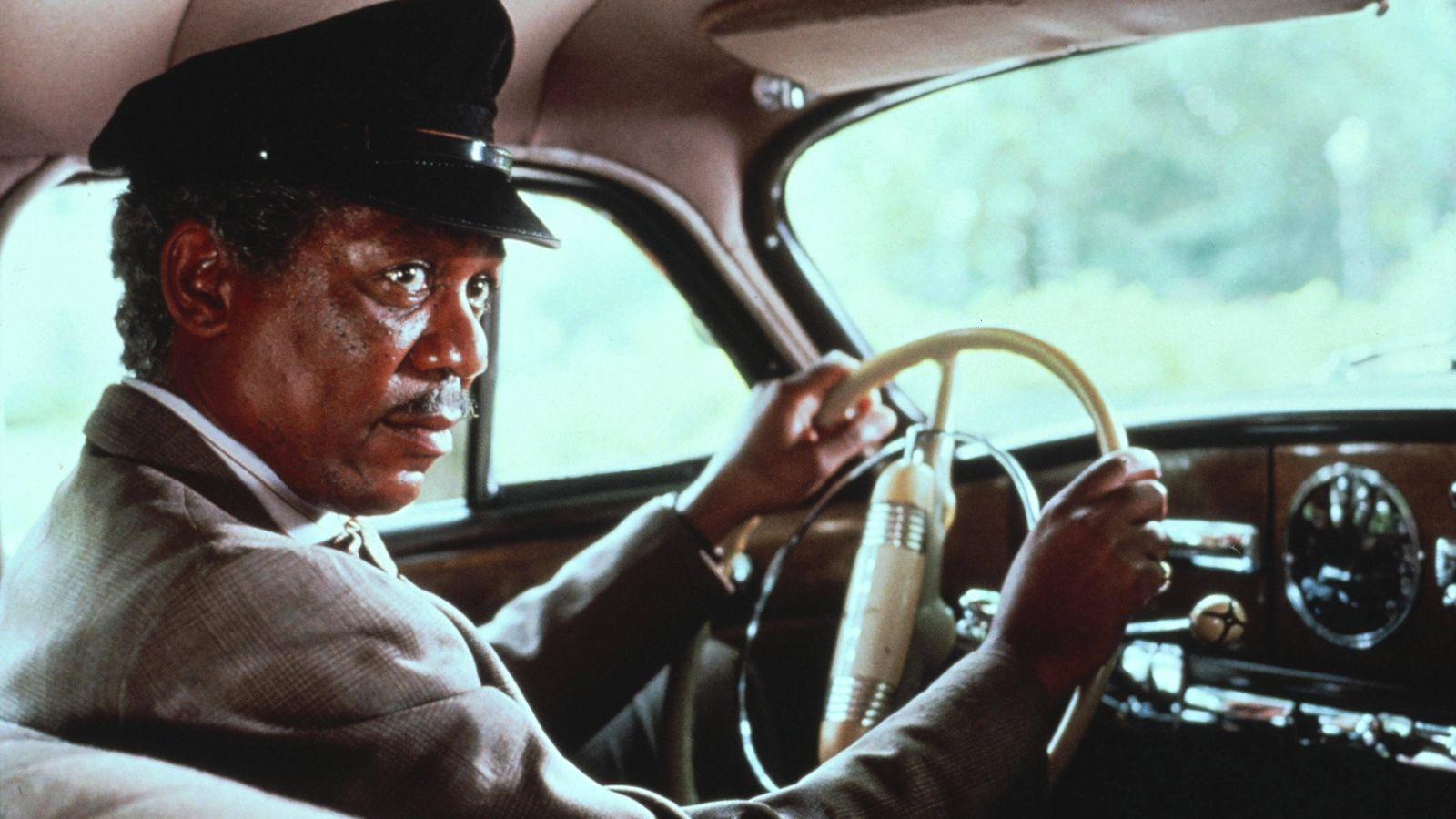 
                <strong>"Driving Miss Daisy" räumt bei den Oscars ab</strong><br>
                Die Oscar-Verleihung 1990 wurde vom Film "Driving Miss Daisy", deutsch: "Miss Daisy und ihr Chauffeur", geprägt. Die Tragikkomödie mit Morgan Freeman wurde neun Mal nominiert und sammelte vier Auszeichnungen. Außerdem erschienen in dem Jahr unter anderem die Filme "Kevin - Allein zu Haus", "GoodFellas" und "Werner - Beinhart!" in den Kinos.
              