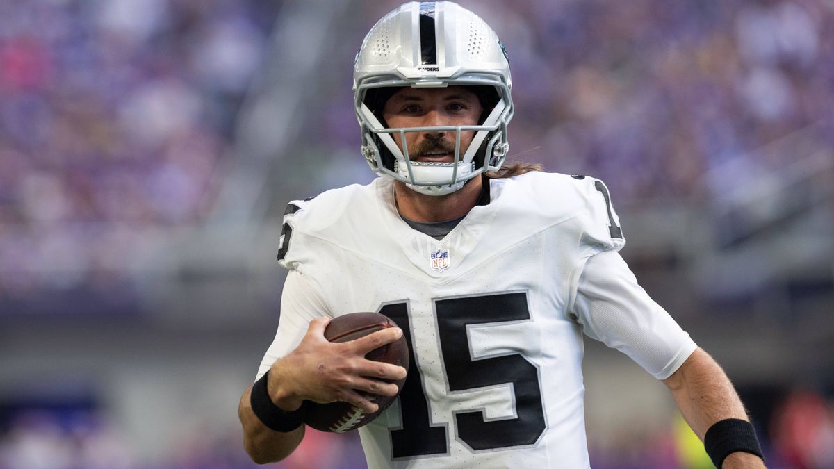 MINNEAPOLIS, MN - AUGUST 10: Las Vegas Raiders quarterback Gardner Minshew (15) runs with the ball for a first down during the NFL, American Football Herren, USA preseason game between the Las Vega...