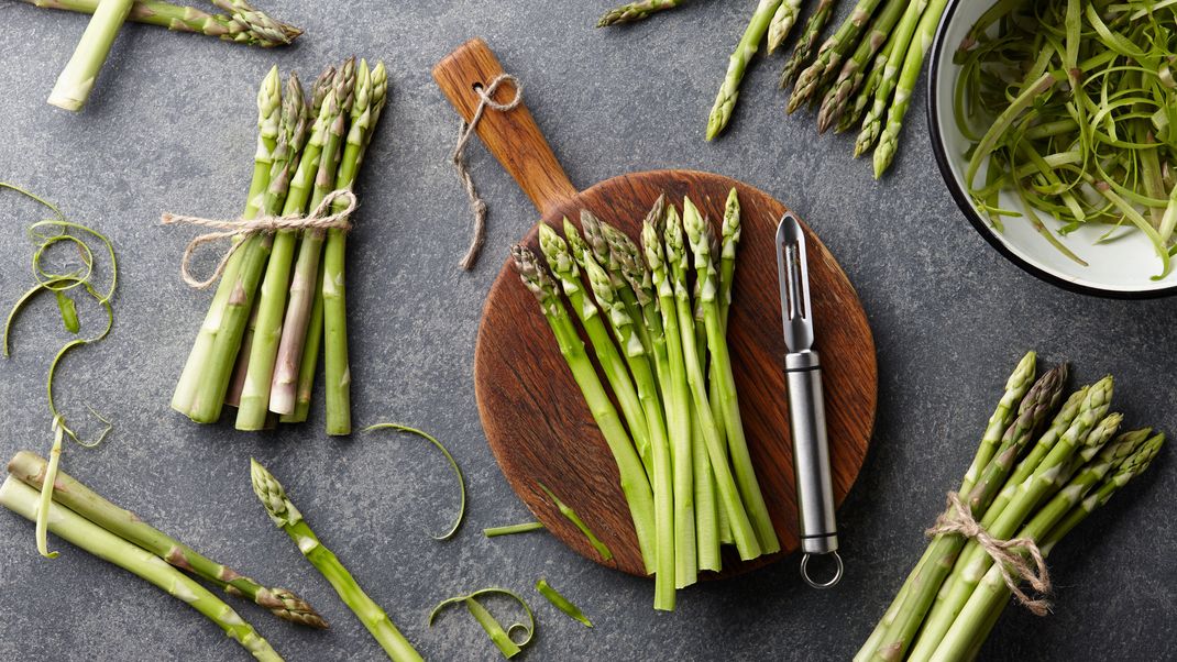 Ob grün oder weiß: So schälst du deinen Spargel optimal!