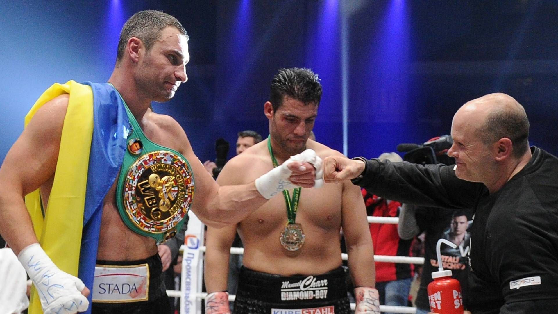 <strong>Die Klitschko-Brüder dominieren im Boxen</strong><br>
                Im Jahr 2012 befindet sich das Schwergewichtsboxen fest in Hand der Klitschko-Brüder. Alle vier wichtigen Gürtel sind in Besitz von Wladimir und Vitali, die meist in Deutschland für spektakuläre Kampfabende sorgen. Am 8. September 2012 bestreitet Vitali Klitschko in Moskau seinen letzten Profikampf. Mittlerweile ist er Bürgermeister der ukrainischen Hauptstadt Kiew, die seit mehr als zwei Jahren vom russischen Militär bombardiert wird.