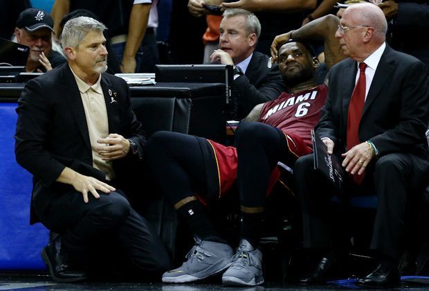 
                <strong>NBA-Finals: Hitzeschlacht in San Antonio</strong><br>
                Mit letzter Kraft schleppt sich LeBron auf die Bank.
              